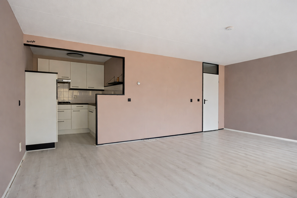 Ruimtelijke woonkamer met open keuken.png